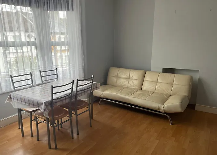 First Floor 1 Bed Apartment With Lounge And Kitchen