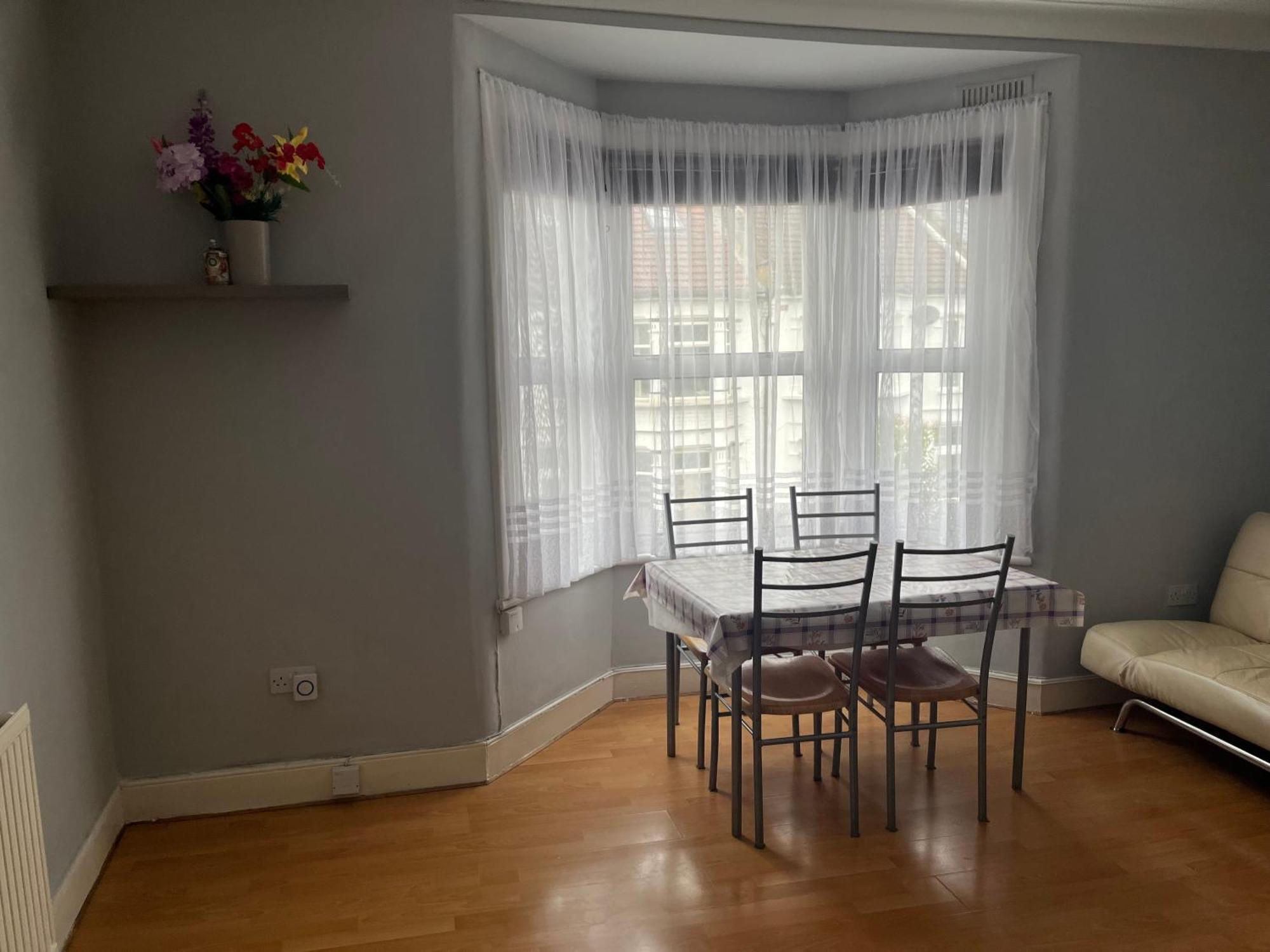 Apartment First Floor 1 Bed With Lounge And Kitchen London