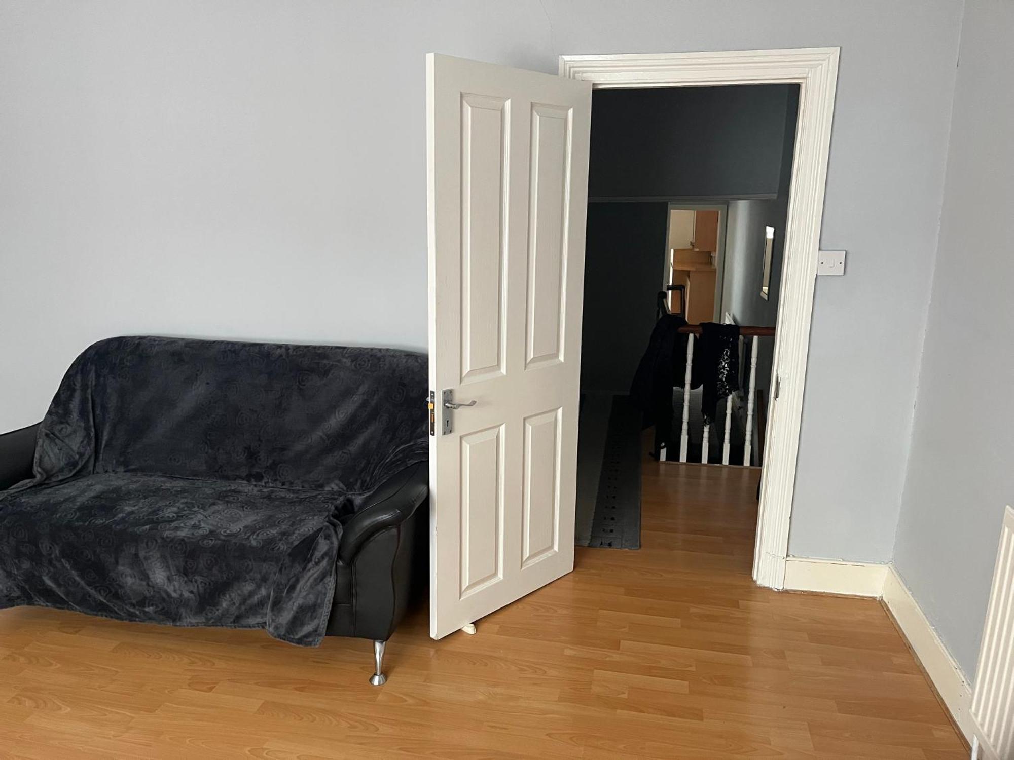 Apartment First Floor 1 Bed With Lounge And Kitchen *