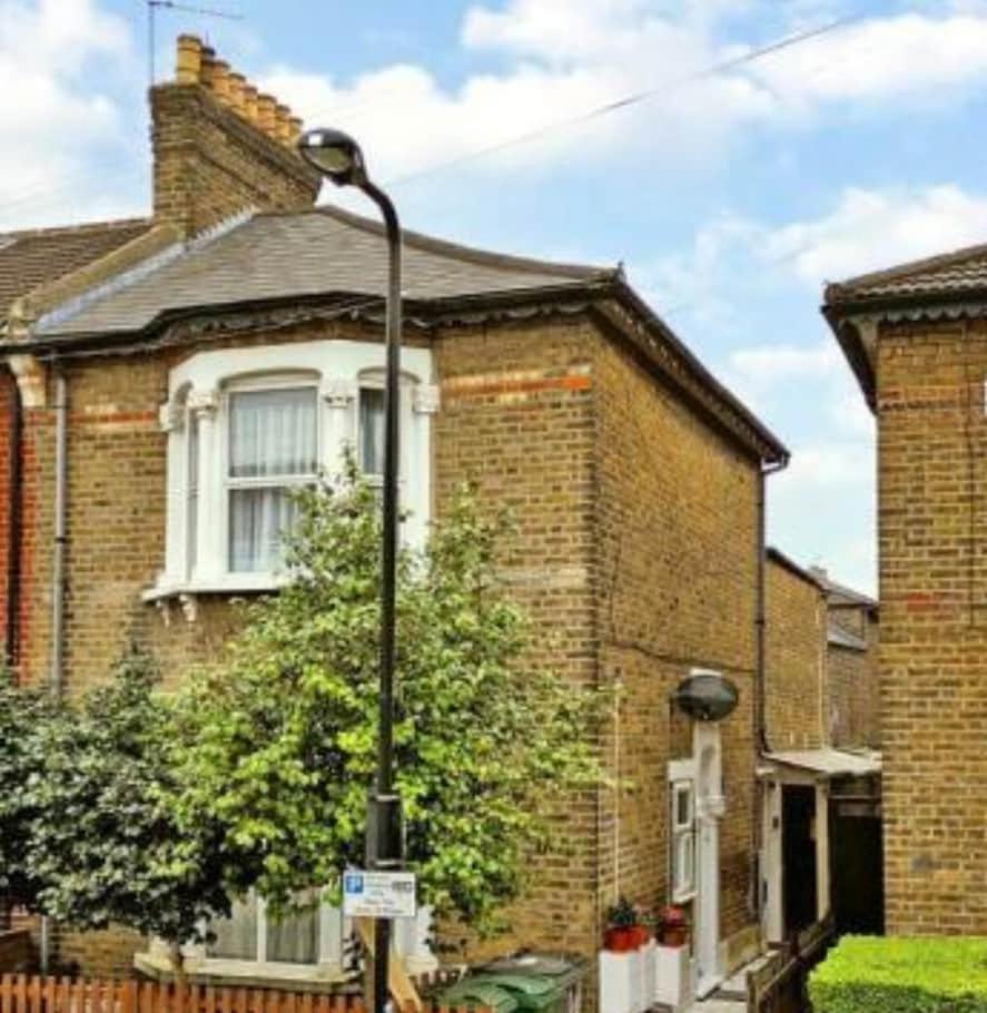 First Floor 1 Bed With Lounge And Kitchen London