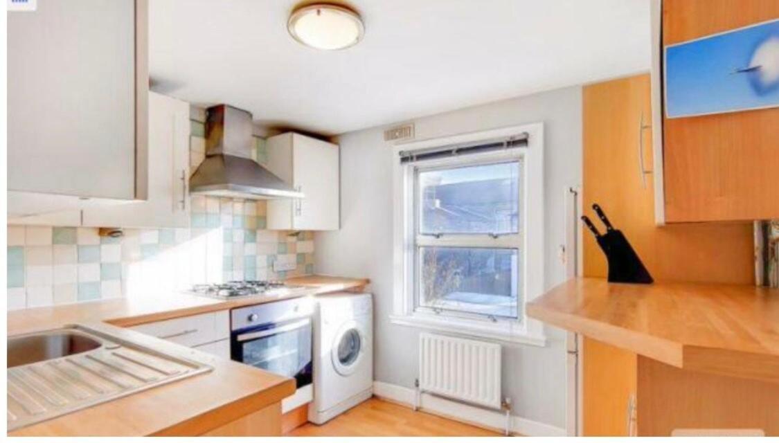 First Floor 1 Bed With Lounge And Kitchen *