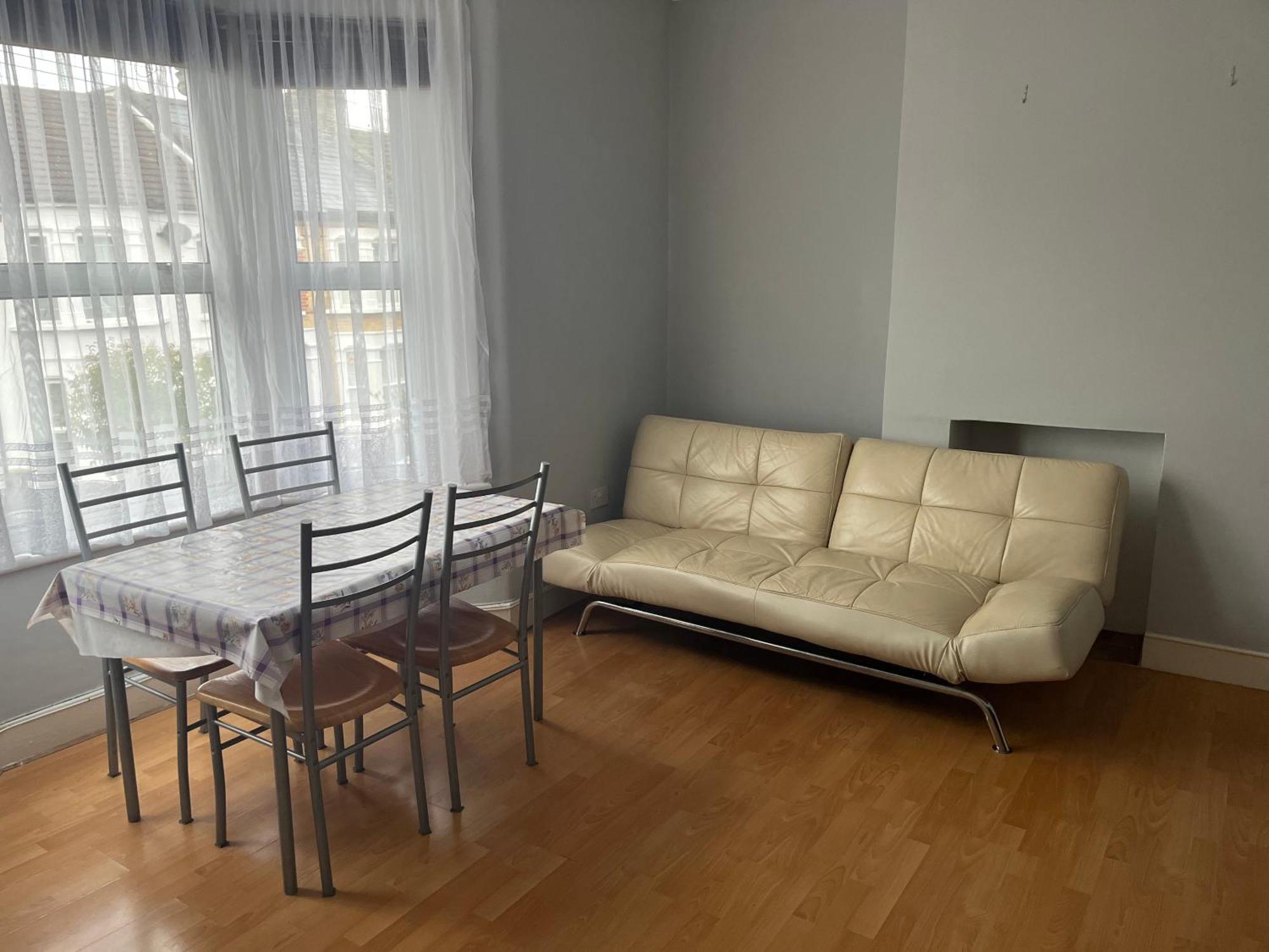 First Floor 1 Bed With Lounge And Kitchen Apartment *